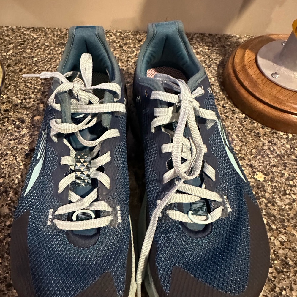 Altra Women's Athletic Shoes Size 6